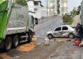Caminhão de lixo perde o freio e atinge carros no bairro São José, em Franca.