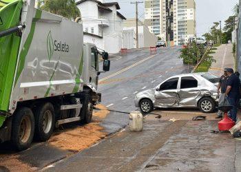 Caminhão de lixo perde o freio e atinge  carros no bairro São José, em Franca.