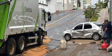 Caminhão de lixo perde o freio e atinge  carros no bairro São José, em Franca.