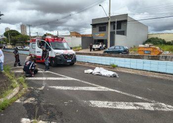 Idosa de 70 anos morre atropelada por caminhão de coleta que trafegava na contramão em Franca