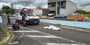 Idosa de 70 anos morre atropelada por caminhão de coleta que trafegava na contramão em Franca