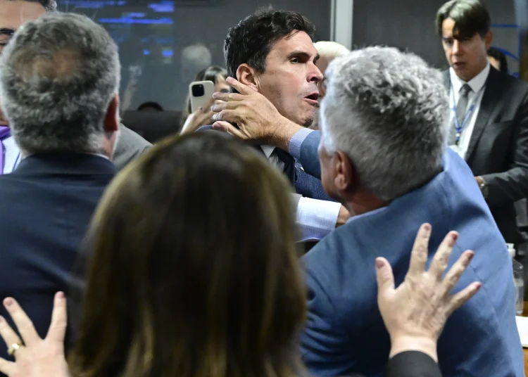 CPMI do INSS aprova quebra de sigilos de Lulinha e sessão termina em confusão e agressão entre deputados