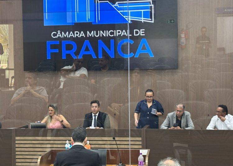 Câmara aprovou R$ 6 milhões em publicidade para a Prefeitura e munícipe protesta na 1ª Sessão Ordinária de 2026.