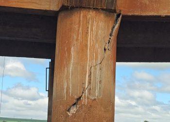 Ponte sobre o Rio Grande corre risco de queda e usuários cobram providências urgentes