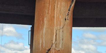 Ponte sobre o Rio Grande corre risco de queda e usuários cobram providências urgentes