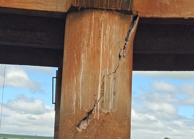 Ponte sobre o Rio Grande corre risco de queda e usuários cobram providências urgentes
