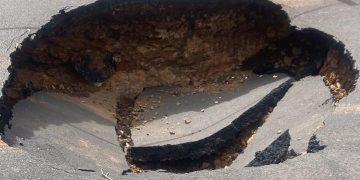 Crateras se abrem em rua do bairro São José, em Franca, e moradores relatam risco e falta de solução