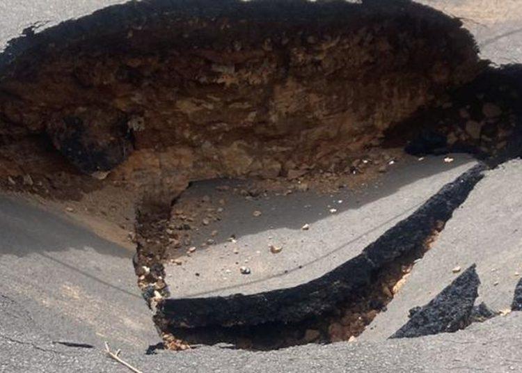 Crateras se abrem em rua do bairro São José, em Franca, e moradores relatam risco e falta de solução