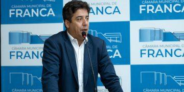 Em menos de uma semana após polêmica familiar, presidente da Câmara de Franca é alvo de novo questionamento por viagem oficial e CNH irregular.