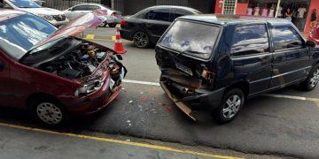 Mal súbito ao volante provoca batida entre carros na avenida Brasil, em Franca