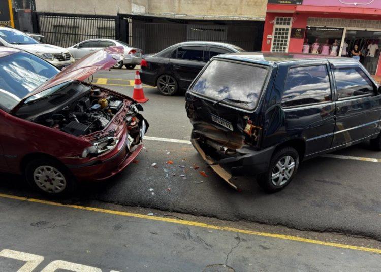 Mal súbito ao volante provoca batida entre carros na avenida Brasil, em Franca