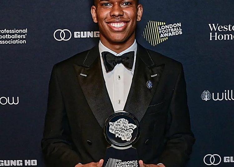 Francano Estevão é eleito melhor jogador jovem no London Football Awards 2026