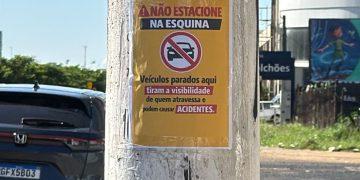 Falta de fiscalização no trânsito leva moradora a agir por conta própria e a colar cartazes para evitar acidentes.