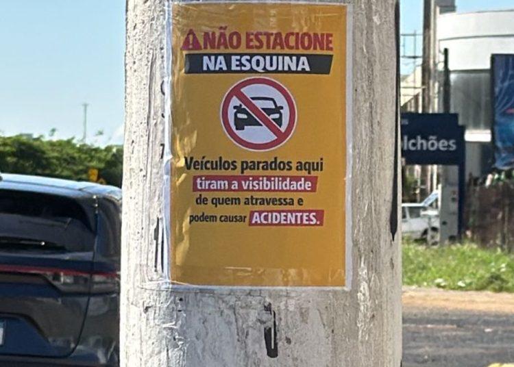 Falta de fiscalização no trânsito leva moradora a agir por conta própria e a colar cartazes para evitar acidentes.