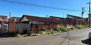 Moradores denunciam mato alto e entulho em calçada no Jardim Paulistano, em Franca, por medo de escorpiões