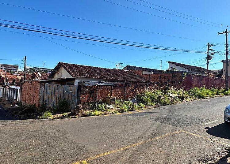 Moradores denunciam mato alto e entulho em calçada no Jardim Paulistano, em Franca, por medo de escorpiões