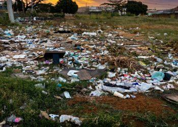 Prefeitura passará a pagar por denúncias de lixo irregular, mas ainda ignora falhas na coleta