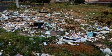 Prefeitura passa a pagar por denúncias de lixo irregular, mas ignora falhas na coleta