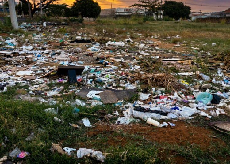 Prefeitura passará a pagar por denúncias de lixo irregular, mas ainda ignora falhas na coleta
