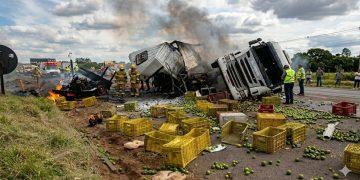 Dois caminhões pegam fogo após colisão e deixam feridos na Rodovia Cândido Portinari, em Batatais