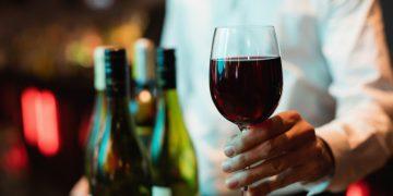 Vinho na Semana Santa: cardiologista esclarece mitos e verdades sobre o coração