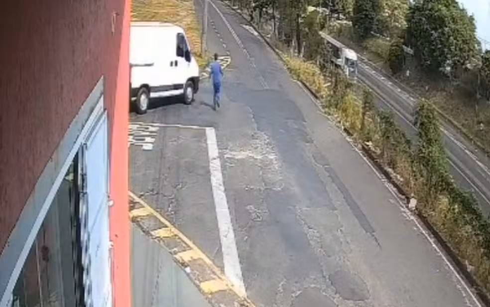 Um homem de 50 anos ficou gravemente ferido após ser atropelado pela própria van na tarde desta quinta-feira (28), no bairro Parque Vicente Leporace, em Franca.