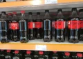 Febre das figurinhas da Copa gera prejuízo em supermercados após furtos de rótulos da Coca-Cola