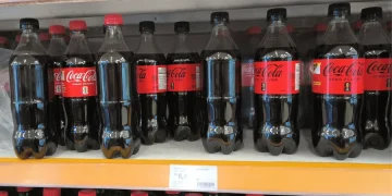 Febre das figurinhas da Copa gera prejuízo em supermercados após furtos de rótulos da Coca-Cola