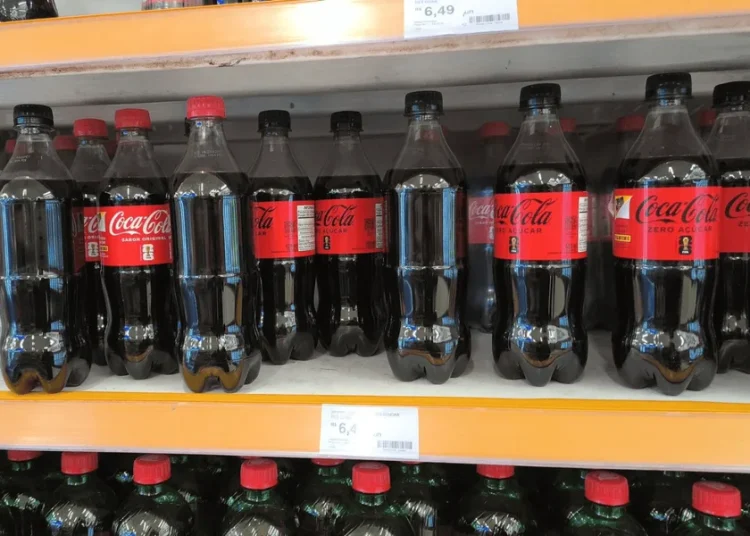 Febre das figurinhas da Copa gera prejuízo em supermercados após furtos de rótulos da Coca-Cola