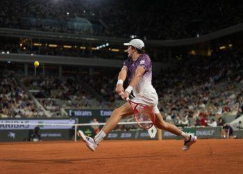 João Fonseca faz história em Roland Garros e avança às quartas de final após vencer Casper Ruud