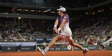 João Fonseca faz história em Roland Garros e avança às quartas de final após vencer Casper Ruud