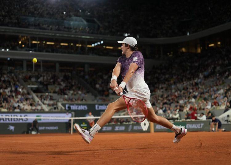 João Fonseca faz história em Roland Garros e avança às quartas de final após vencer Casper Ruud