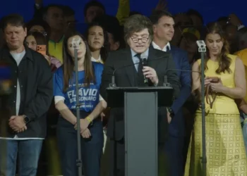 Milei apoia Flávio Bolsonaro e chama Moraes de “lixo” durante visita ao Brasil