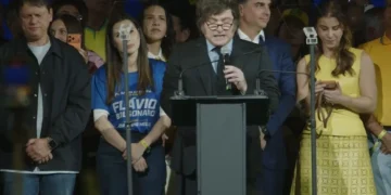 Milei apoia Flávio Bolsonaro e chama Moraes de “lixo” durante visita ao Brasil