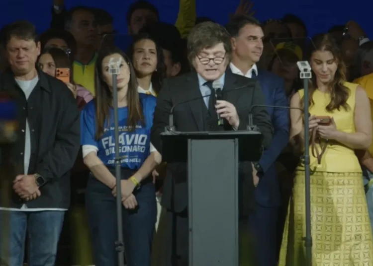 Milei apoia Flávio Bolsonaro e chama Moraes de “lixo” durante visita ao Brasil