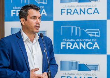 Vereador pede licença remunerada para missão voluntária na Venezuela e levanta debate sobre uso de recursos públicos