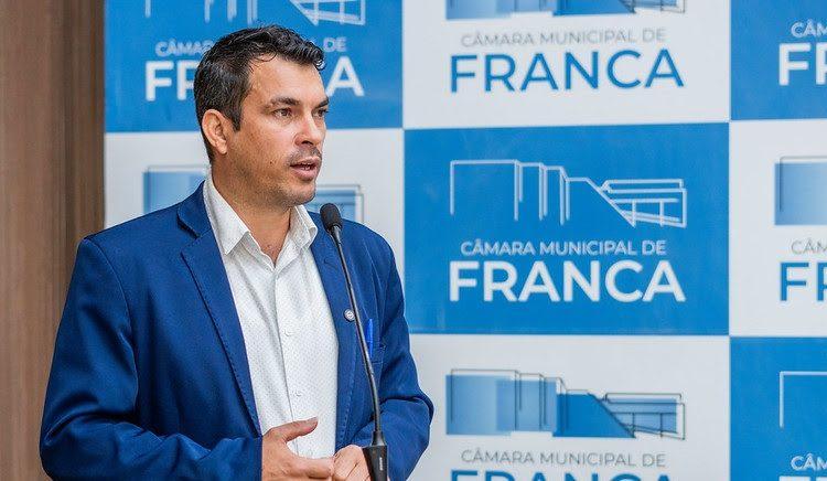 Vereador pede licença remunerada para missão voluntária na Venezuela e levanta debate sobre uso de recursos públicos