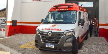 Portão cai sobre dois trabalhadores durante serviço em Franca