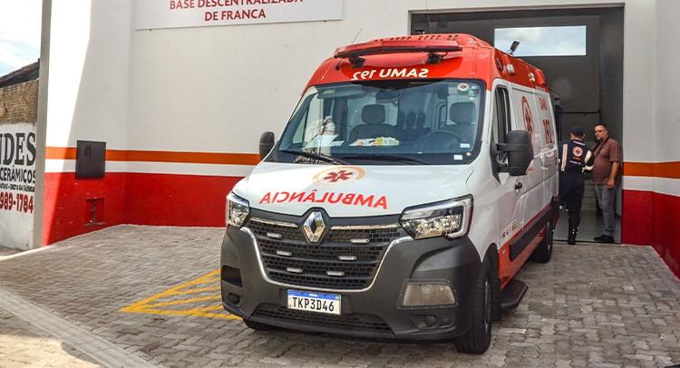 Portão cai sobre dois trabalhadores durante serviço em Franca