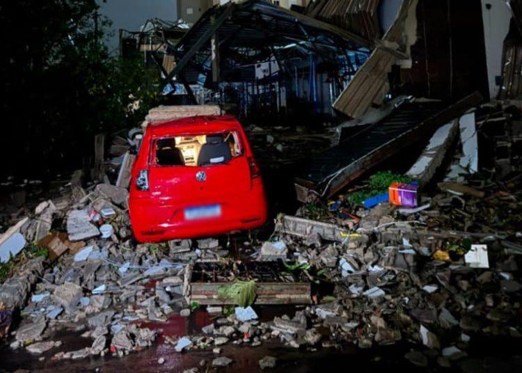 Temporal com ventos de 70 km/h deixa rastro de destruição em Ribeirão Preto