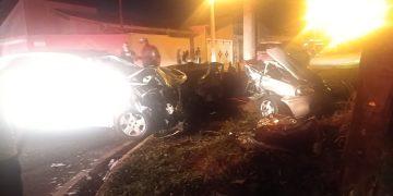 Pai e filha ficam em estado grave após colisão entre carros em Franca