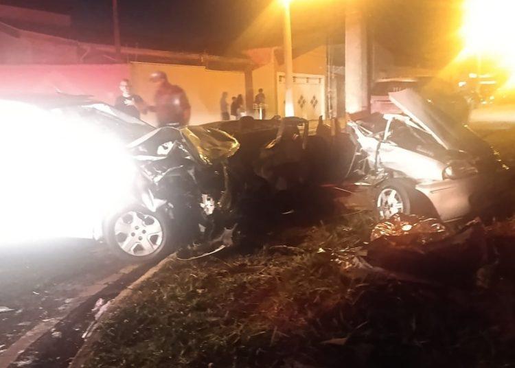 Pai e filha ficam em estado grave após colisão entre carros em Franca