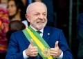 Lula vira disputa, derrota Flávio Bolsonaro e é reeleito Presidente.