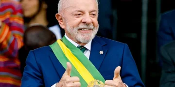 Lula vira disputa, derrota Flávio Bolsonaro e é reeleito Presidente.